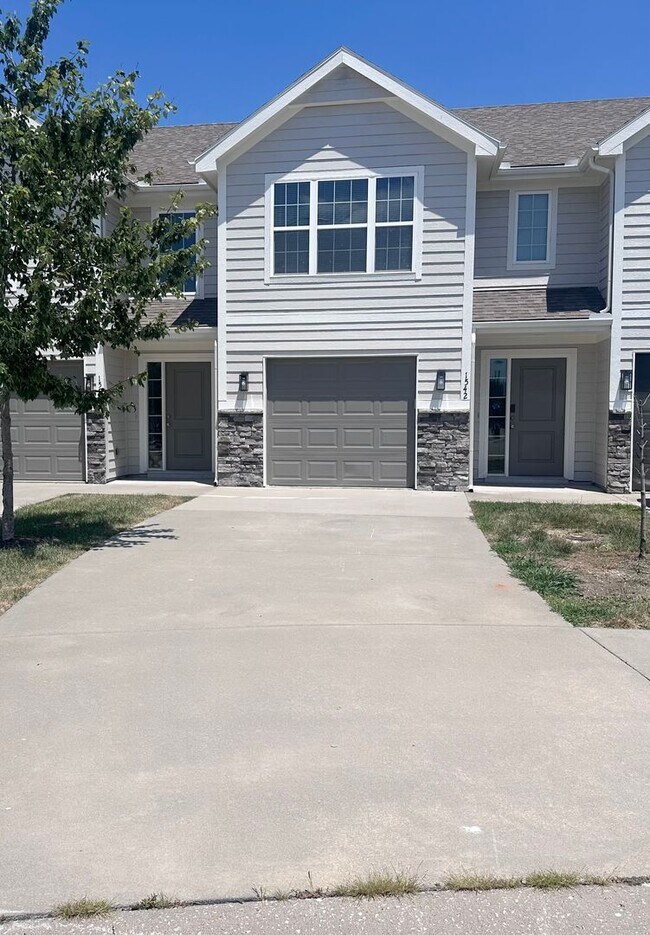 Building Photo - 3 Bed | 2.5 Bath | 1 Car Garage Townhome in Grain Valley