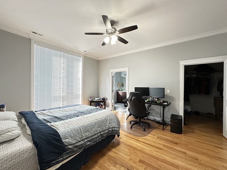 Building Photo - 538 N Western Ave