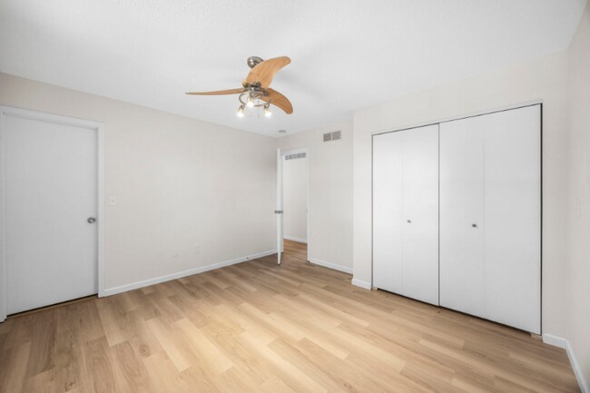 Building Photo - 1755 Fountainbleu Dr