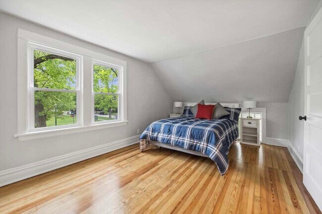 Building Photo - 2429 Central St