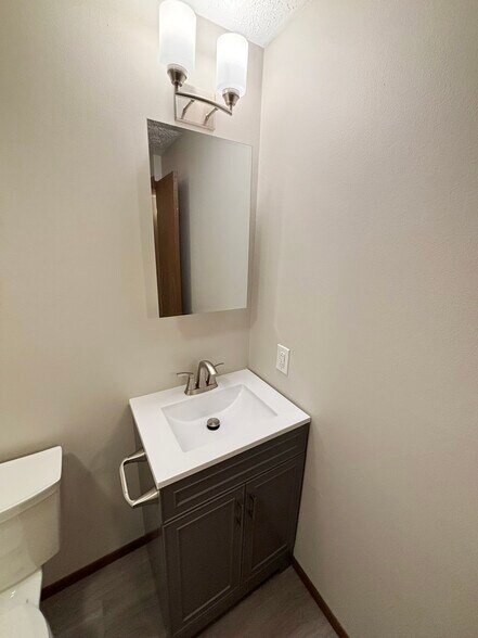 Building Photo - 225 Hillview Ln