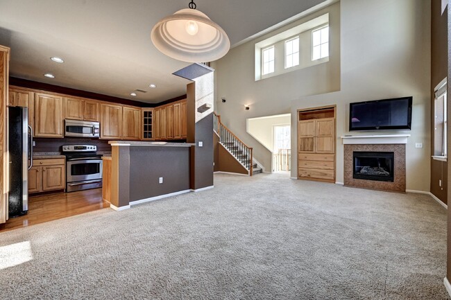 Building Photo - $2,675 - 2 Bed, 2 Bath Updated Condo in Hi...