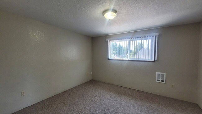 Building Photo - 146 NE Atkinson Ct