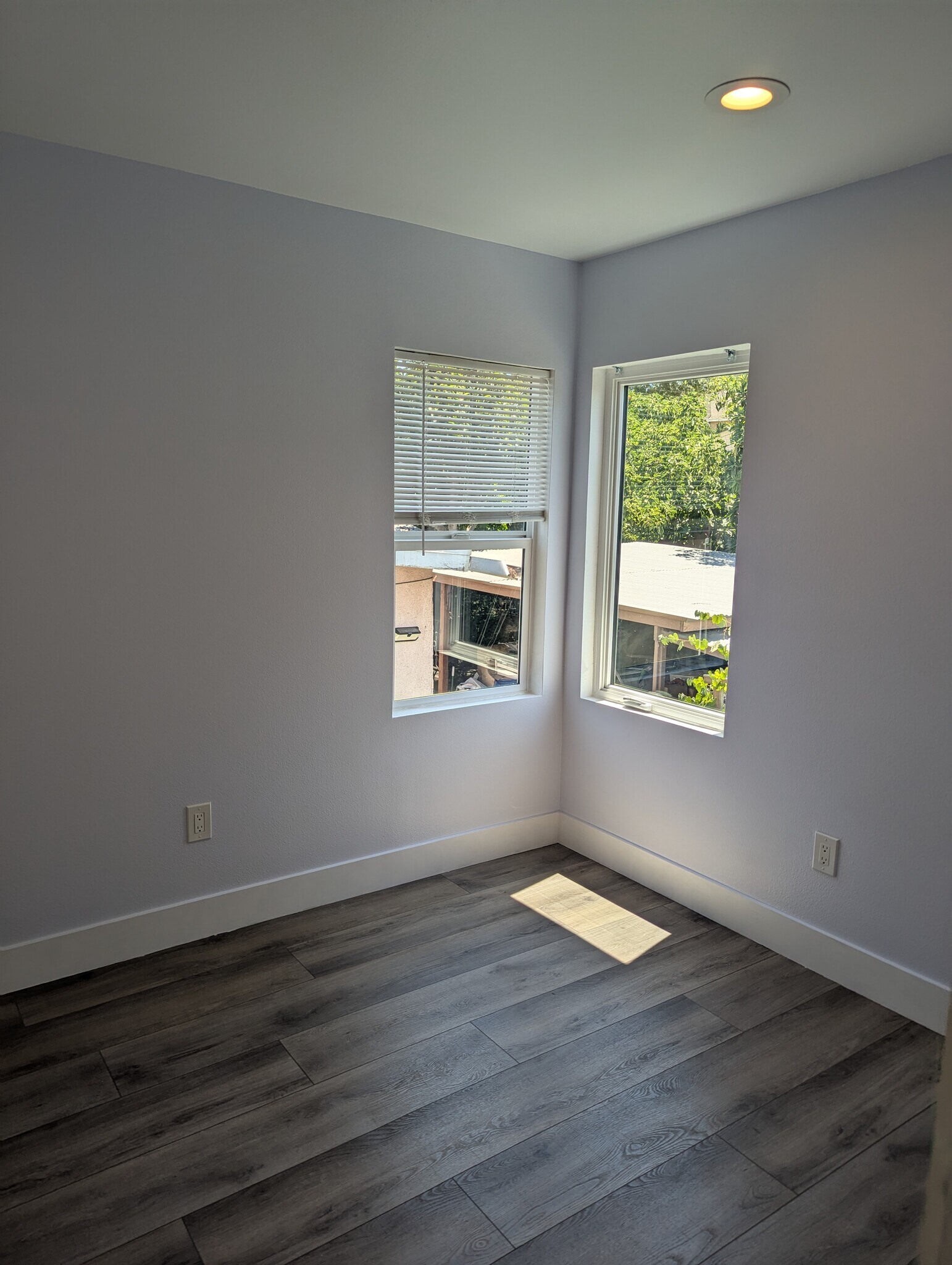 Building Photo - 728 E Palmer Ave