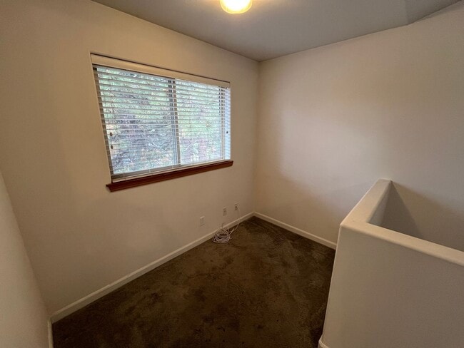 Building Photo - Spacious 1 Bed/1 Bath with Attached Garage - NW Bend