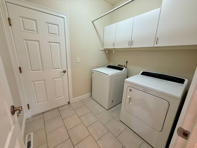 Building Photo - 625 Red Tail Dr