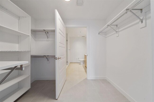 Building Photo - 2150 N Bayshore Dr