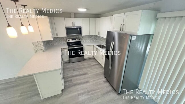 Building Photo - 2530 N Palm Dr