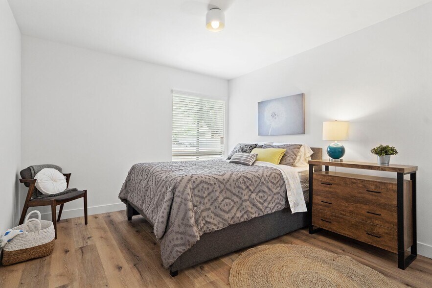 Building Photo - Individual Bungalows: All 1 bedroom/ 1 bath units all with LARGE PRIVATE YARDS.