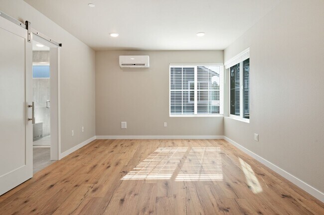 Building Photo - NEW Bothell Townhome | 4 Bedroom | $3,900