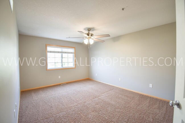 Building Photo - 2 Bedroom, 1.5 Bath Townhome in Jordan Creek area!