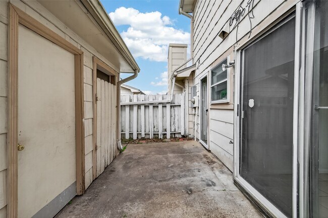 Building Photo - 6375 S Briar Bayou Dr