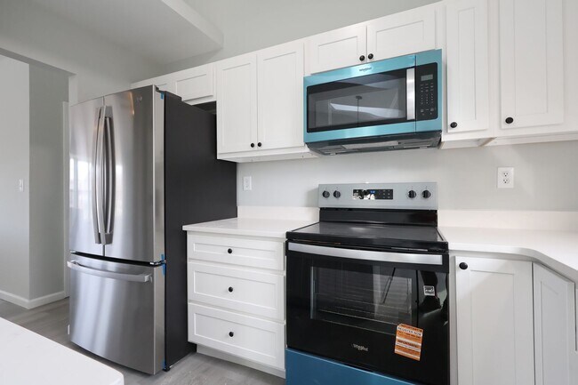 Building Photo - Beautiful 3 Bed 2.5 Bath w/2 Car Oversized Garage