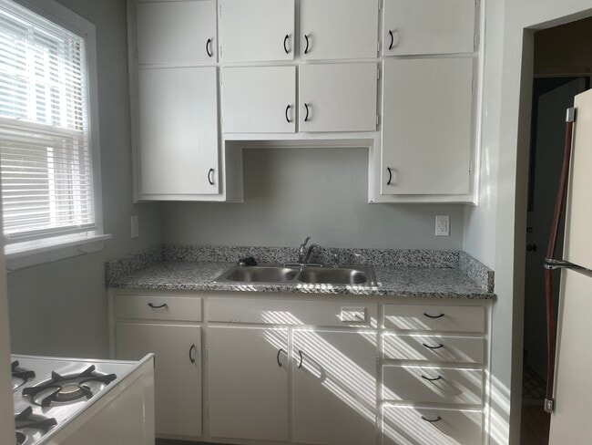 Building Photo - 100-104 E Stewart Rd