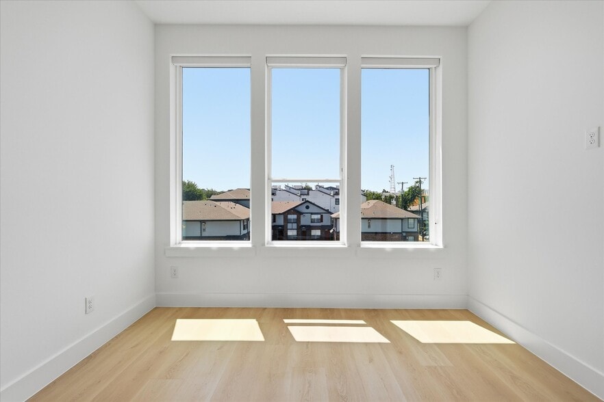 Building Photo - 2015 California Dr
