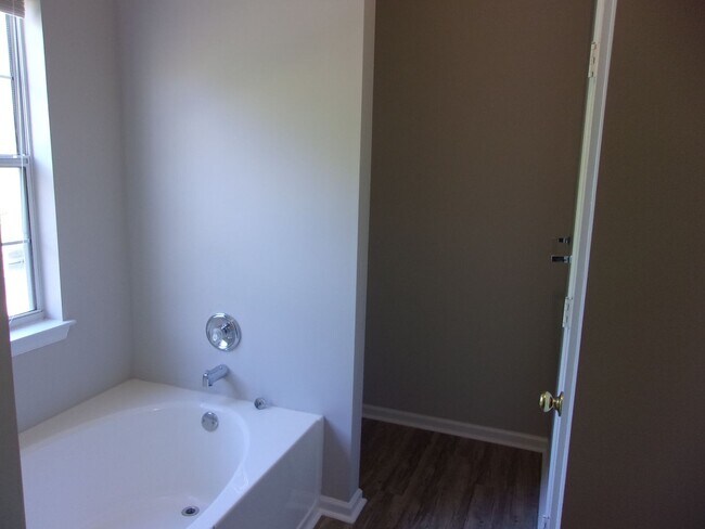 Building Photo - 3 Bedroom / 2.5 Bathroom with 2 car garage...