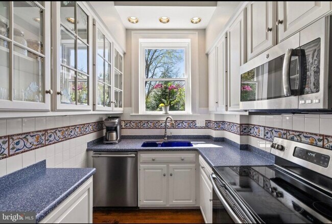 Kitchen with DW, fridge, elec stove and MW - 121 W Cork St