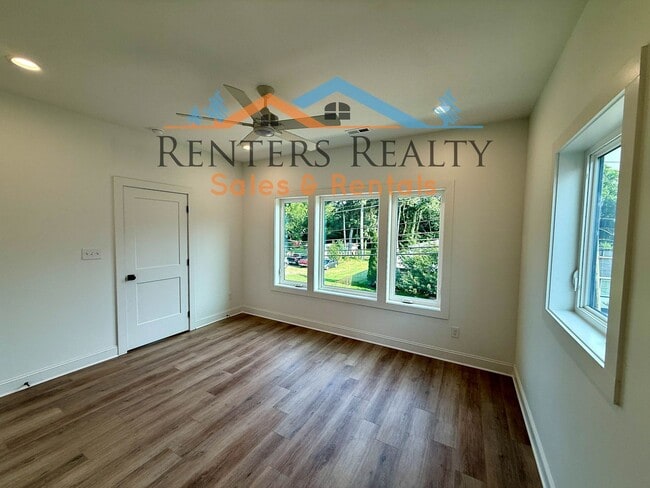 Building Photo - Stunning 2 Bedroom with Courtyard