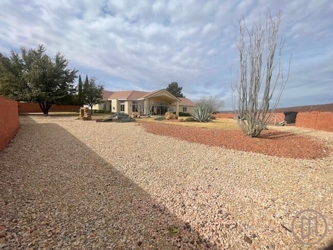 Building Photo - Sunny, spacious home in a prime cul-de-sac location!