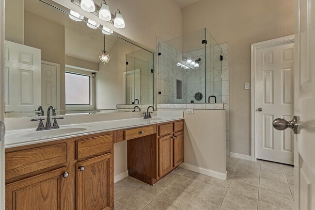 Building Photo - 8007 N Tarrytown Crossing Dr