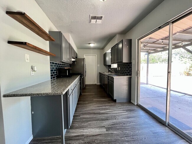 Building Photo - 3 Bedroom 2 Bath~ Close to Fort Sam!