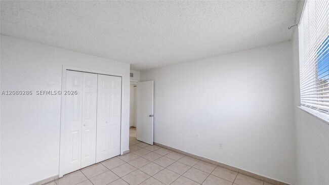 Building Photo - 666 W 81st St