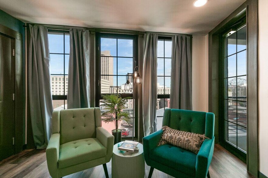 Building Photo - 611 Commerce St