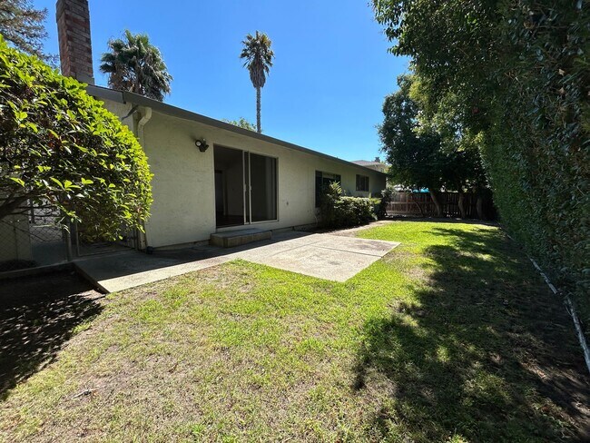 Building Photo - Updated 4-Bedroom Single-Story Home in Con...
