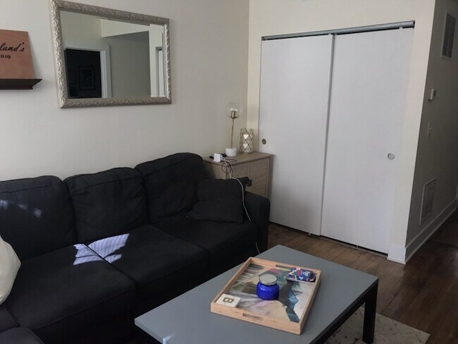 Building Photo - Large Updated 2 Bedroom/1 bath GARDEN in B...