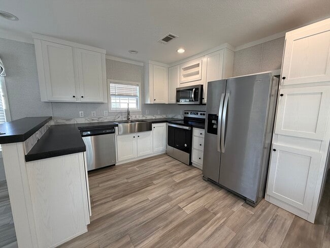 Building Photo - 6607 Lakewood Dr