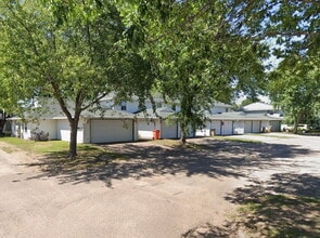 Building Photo - 2 Bedroom, 1 Bathroom with 2 Car Attached Garage - Available April 1st