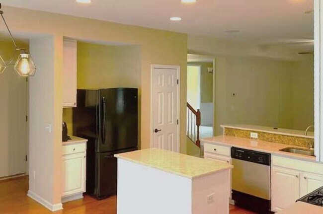 Building Photo - 3Bed/2.5Bath 2688 sq ft home located in Stonington