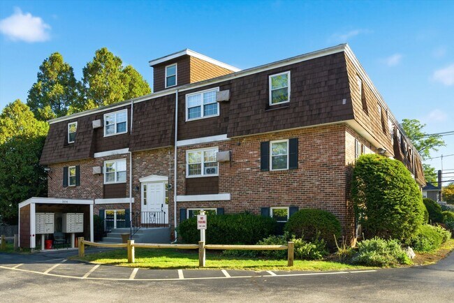 Building Photo - 504 River Rd