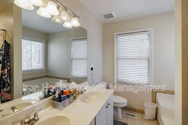 Building Photo - 174 Hidden Timber Ln