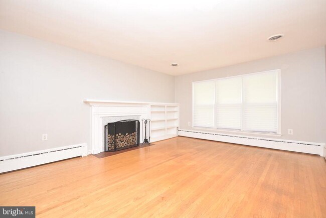 Building Photo - 204 W Locust St