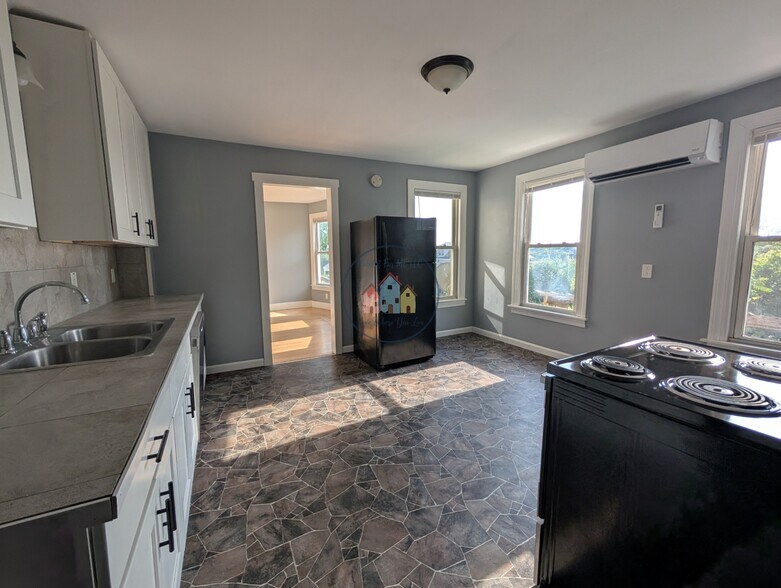 Kitchen - 16 Clinton Ave