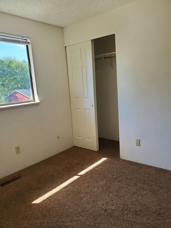 Building Photo - 3 Bedroom Home In East Bremerton
