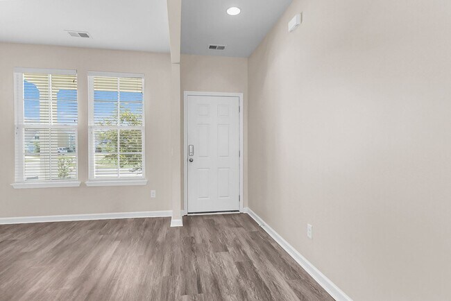 Building Photo - Convenient Location with Modern Amenities