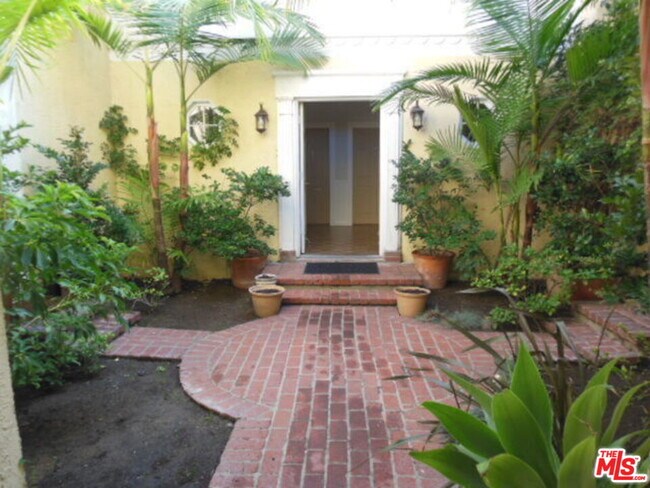 Building Photo - 9066 Shoreham Dr
