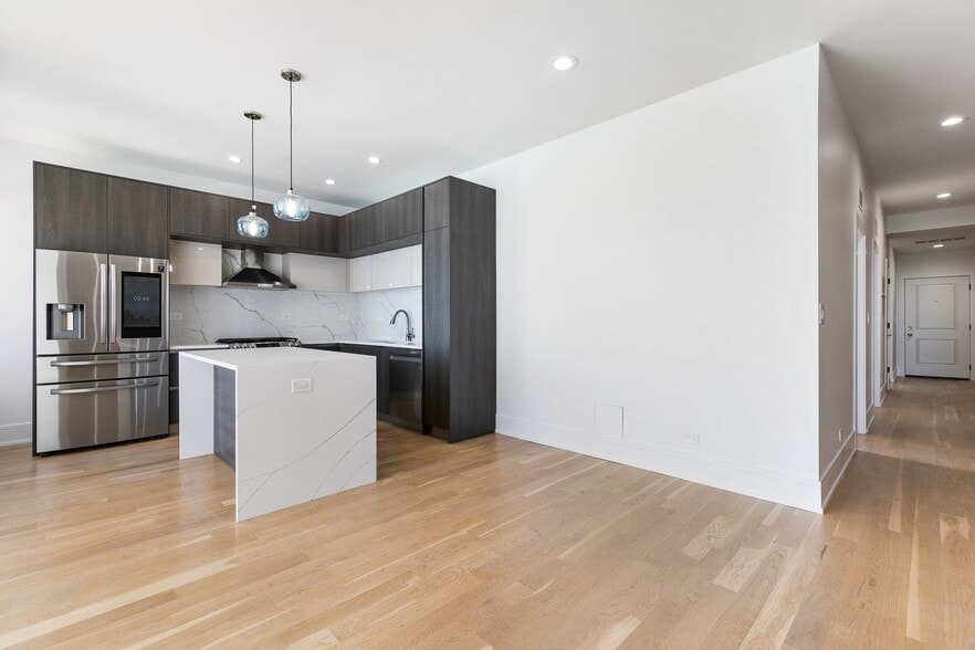 Building Photo - 7729 N Eastlake Ter