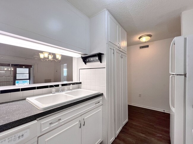 Building Photo - Two-Bedroom Condo in Winter Haven