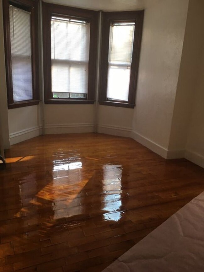 Building Photo - Great Sunny 3 Bed w/ Yard!