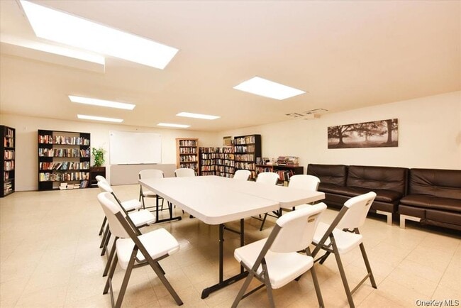 Building Photo - 320 E Shore Rd