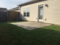 Building Photo - 2 bed, 2 bath, 2 car garage, ranch style t...