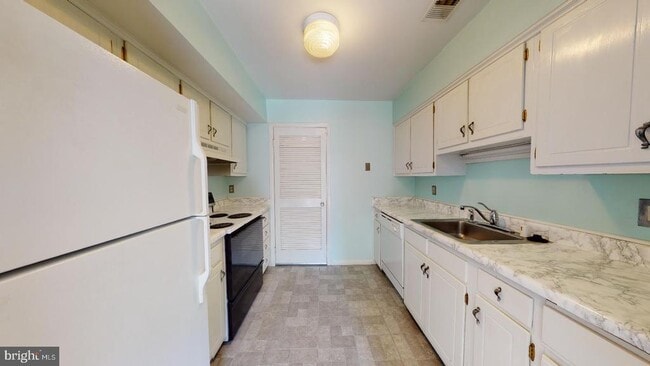 Building Photo - 3836 Miramonte Pl