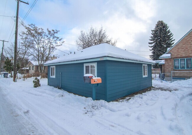 Building Photo - **Coming Soon** Fully Renovated small cozy 2 Bed 1 Bath Guest Cottage with complete updates LOOK