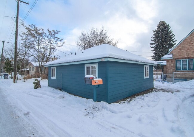 Building Photo - Fully Renovated small cozy 2 Bed 1 Bath Guest Cottage with complete updates