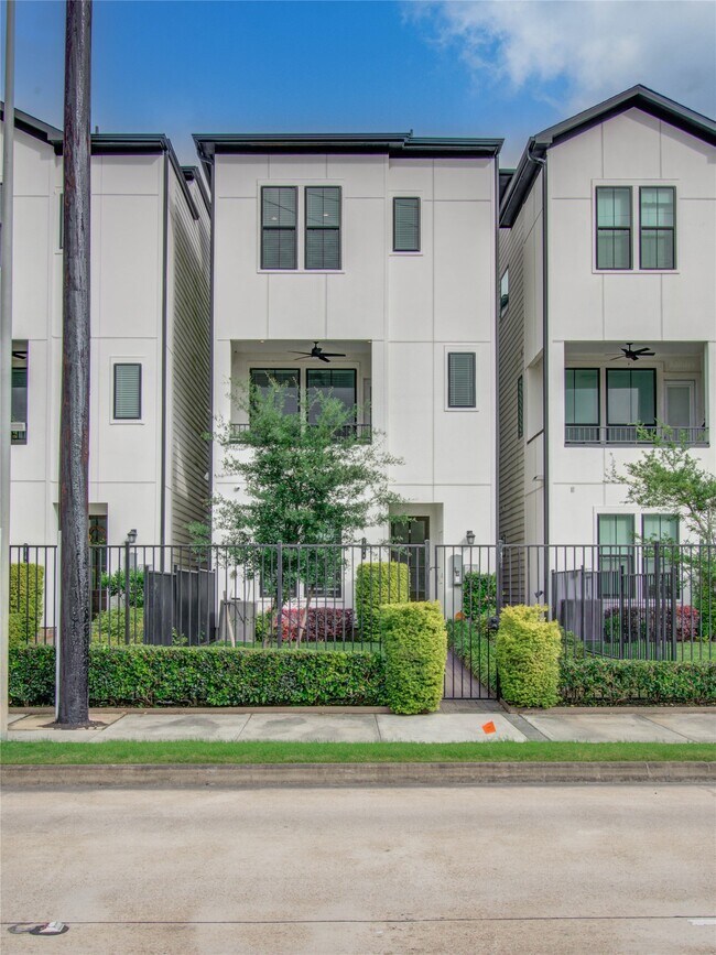 Building Photo - 2818 Grand Fountains Dr
