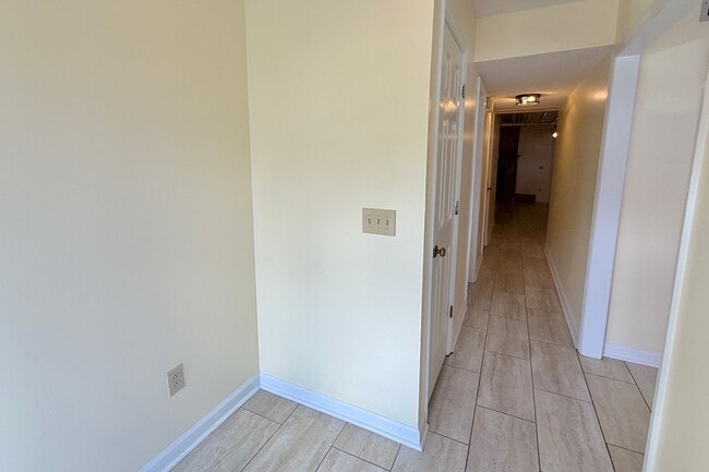 Building Photo - AVAILABLE NOW! (No Pets Preferred)