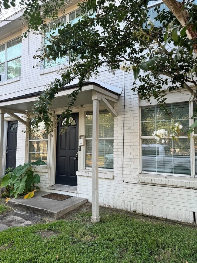 Building Photo - 905 Oakhurst St